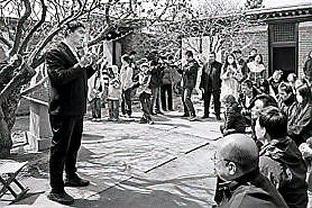 阿隆-戈登中国行参观李小龙故居 尝试咏春木人桩和双节棍